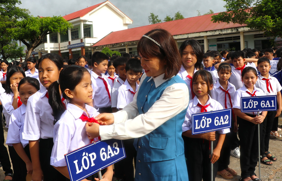 Cô giáo chủ nhiệm lớp 6A3, Trường THCS Chu Văn An (xã Tân An, huyện Đak Pơ) ân cần chỉnh sửa khăn quàng cho học sinh đầu cấp. Ảnh: Ngọc Minh Cô giáo chủ nhiệm lớp 6A3, Trường THCS Chu Văn An (xã Tân An, huyện Đak Pơ) ân cần chỉnh sửa khăn quàng cho học sinh đầu cấp. Ảnh: Ngọc Minh