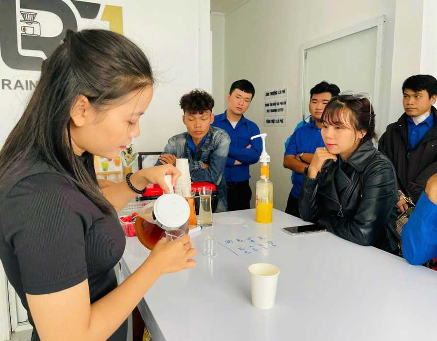 Đoàn viên, thanh niên tham gia chương trình được trải nghiệm, học hỏi kinh nghiệm về hành trình từ nông trại tới ly cà phê. Ảnh: Mai Ka Đoàn viên, thanh niên tham gia chương trình được trải nghiệm, học hỏi kinh nghiệm về hành trình từ nông trại tới ly cà phê. Ảnh: Mai Ka