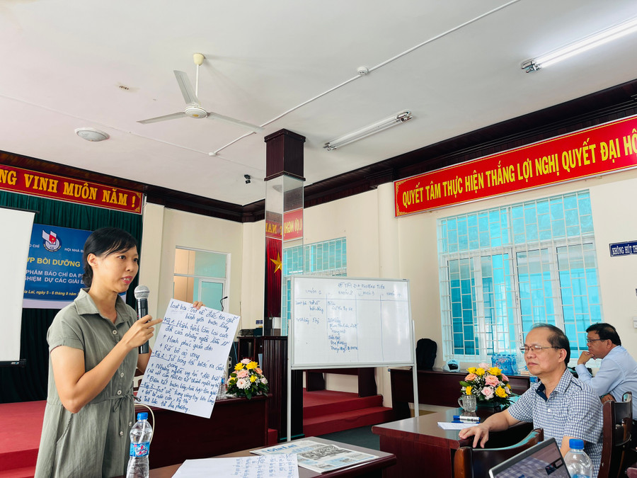 Học viên thuyết trình nội dung thảo luận nhóm về thực hiện sản phẩm báo chí đa phương tiện. Ảnh: Mai Ka Học viên thuyết trình nội dung thảo luận nhóm về thực hiện sản phẩm báo chí đa phương tiện. Ảnh: Mai Ka