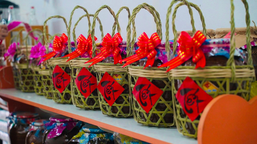 Sản phẩm “Rượu cần Kô Hai” được người dân địa phương và khách du lịch rất ưa chuộng khi được đựng trong những giỏ quà từ mây tre đan. Sản phẩm “Rượu cần Kô Hai” được người dân địa phương và khách du lịch rất ưa chuộng khi được đựng trong những giỏ quà từ mây tre đan.