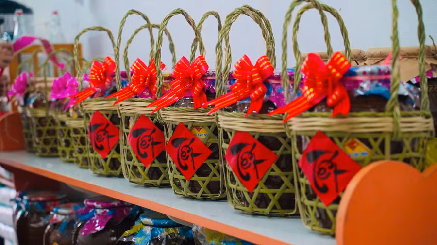 Sản phẩm “Rượu cần Kô Hai” được người dân địa phương và khách du lịch rất ưa chuộng khi được đựng trong những giỏ quà từ mây tre đan.