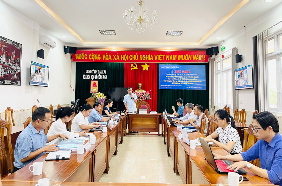 Quang cảnh hội nghị nghiệm thu dự án “Xây dựng mô hình sản xuất than sinh học từ phụ phẩm nông nghiệp phục vụ xuất khẩu và sản xuất phân bón hữu cơ vi sinh tại Gia Lai”. Ảnh: Mai Ka Quang cảnh hội nghị nghiệm thu dự án “Xây dựng mô hình sản xuất than sinh học từ phụ phẩm nông nghiệp phục vụ xuất khẩu và sản xuất phân bón hữu cơ vi sinh tại Gia Lai”. Ảnh: Mai Ka