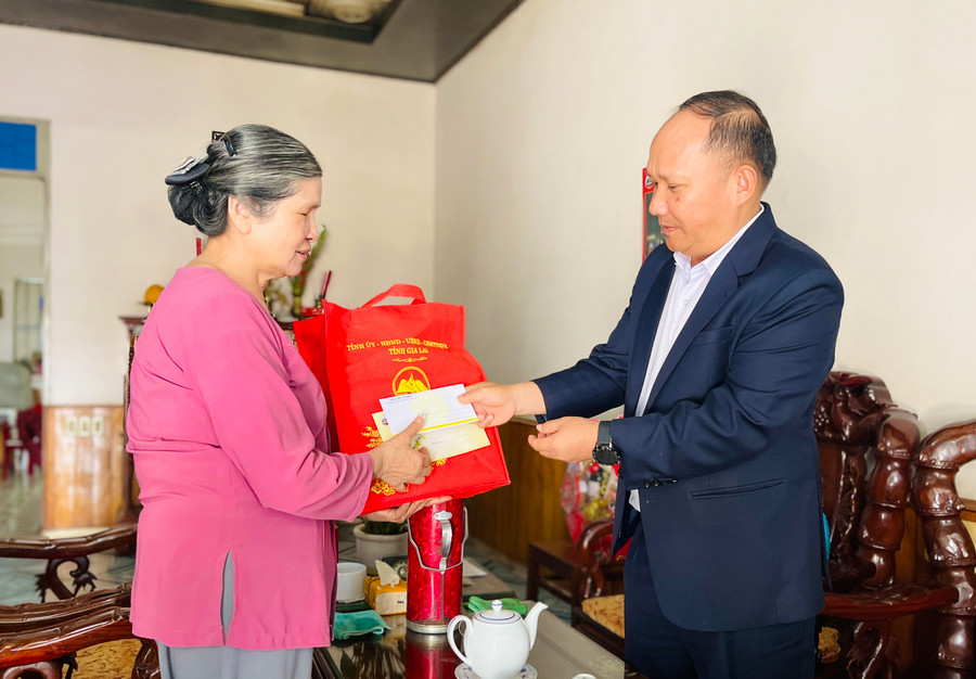 Phó Bí thư Tỉnh ủy Rah Lan Chung thăm, tặng quà gia đình đồng chí Nguyễn Duy Khanh-nguyên Phó Bí thư Thường trực Tỉnh ủy. Ảnh: Trần Dung Phó Bí thư Tỉnh ủy Rah Lan Chung thăm, tặng quà gia đình đồng chí Nguyễn Duy Khanh-nguyên Phó Bí thư Thường trực Tỉnh ủy. Ảnh: Trần Dung