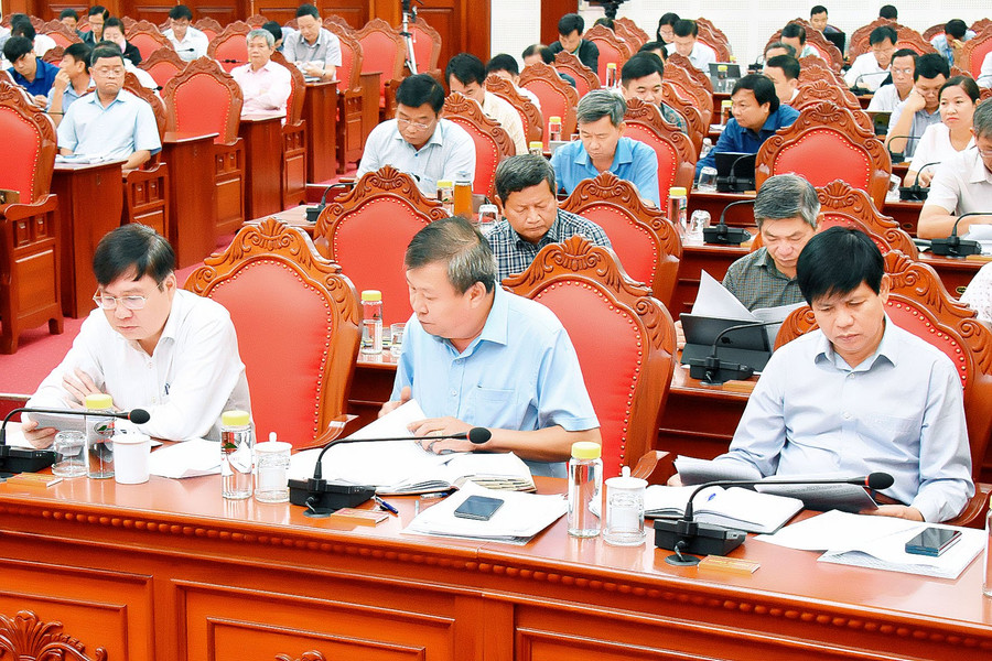 Các đại biểu tập trung nghiên cứu dự thảo báo cáo đánh giá tình hình thực hiện nhiệm vụ công tác 6 tháng đầu năm và xác định nhiệm vụ trọng tâm công tác 6 tháng cuối năm 2024. Ảnh: Đức Thuỵ Các đại biểu tập trung nghiên cứu dự thảo báo cáo đánh giá tình hình thực hiện nhiệm vụ công tác 6 tháng đầu năm và xác định nhiệm vụ trọng tâm công tác 6 tháng cuối năm 2024. Ảnh: Đức Thuỵ