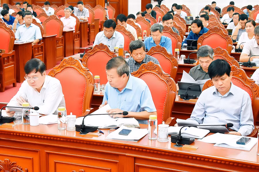 Các đại biểu tập trung nghiên cứu dự thảo báo cáo đánh giá tình hình thực hiện nhiệm vụ công tác 6 tháng đầu năm và xác định nhiệm vụ trọng tâm công tác 6 tháng cuối năm 2024. Ảnh: Đức Thuỵ