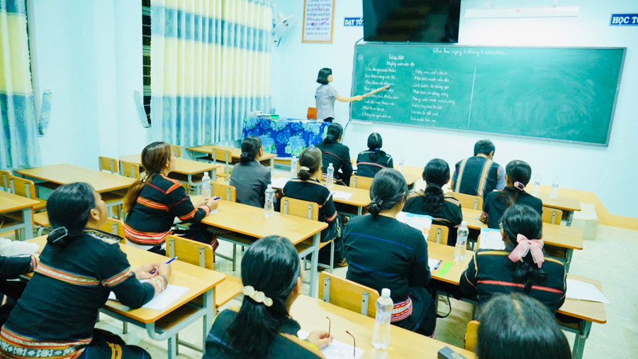 Sở GD-ĐT tỉnh Gia Lai đề nghị các đơn vị chú trọng công tác xoá mù chữ tại những nơi có điều kiện kinh tế-xã hội đặc biệt khó khăn. Ảnh: Mai Ka Sở GD-ĐT tỉnh Gia Lai đề nghị các đơn vị chú trọng công tác xoá mù chữ tại những nơi có điều kiện kinh tế-xã hội đặc biệt khó khăn. Ảnh: Mai Ka