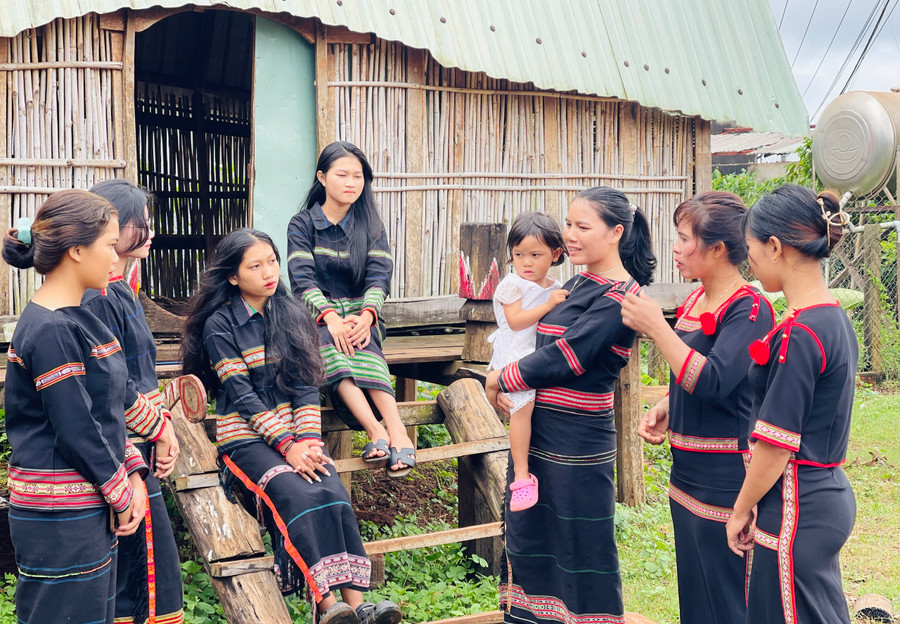 Phụ nữ huyện Chư Sê (tỉnh Gia Lai) duy trì mô hình “Nhóm phụ nữ tiết kiệm mua thẻ BHYT vì sức khỏe gia đình”. Ảnh: Mai Ka