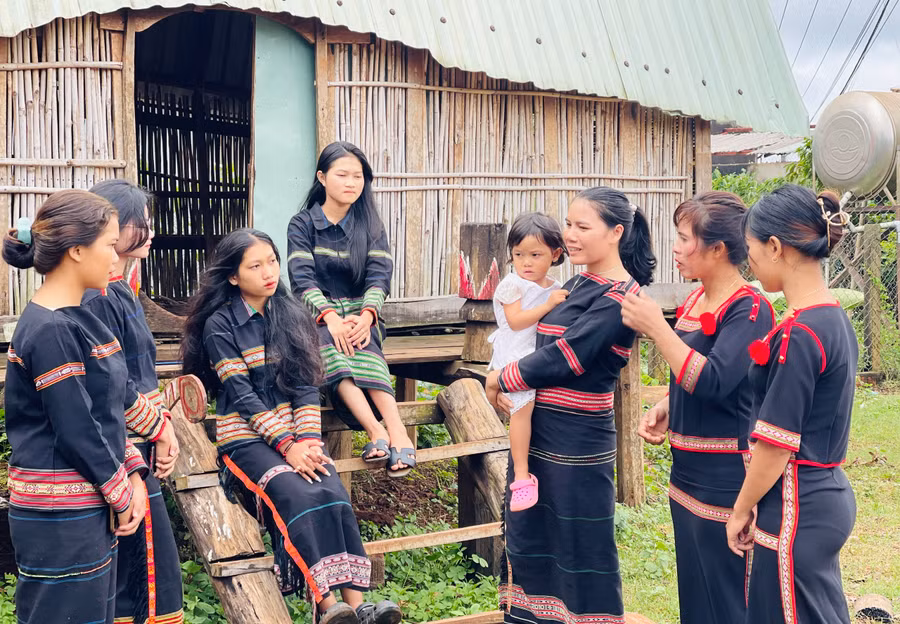 Phụ nữ huyện Chư Sê (tỉnh Gia Lai) duy trì mô hình “Nhóm phụ nữ tiết kiệm mua thẻ BHYT vì sức khỏe gia đình”. Ảnh: Mai Ka