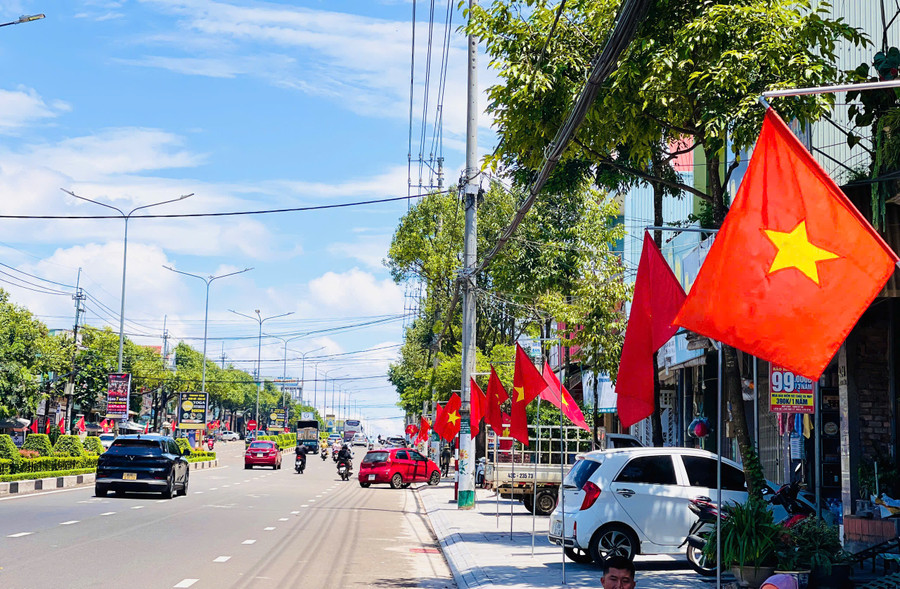 Khắp các tuyến đường, ngõ phố từ thành thị đến nông thôn được tô điểm sắc đỏ thắm của cờ Tổ quốc. Ảnh: Trần Dung Khắp các tuyến đường, ngõ phố từ thành thị đến nông thôn được tô điểm sắc đỏ thắm của cờ Tổ quốc. Ảnh: Trần Dung