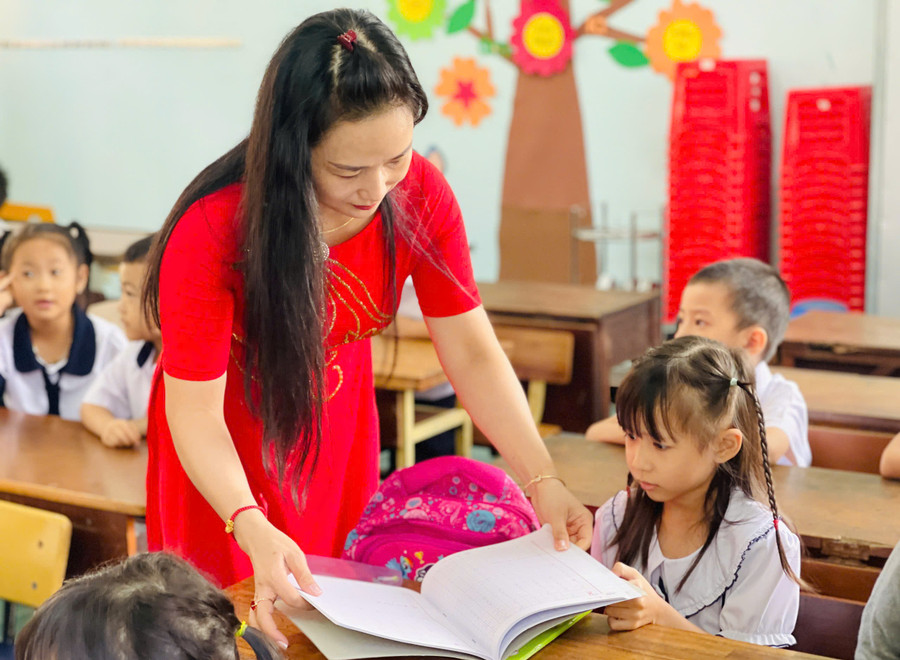 Cô Phan Thị Lý-giáo viên Trường Tiểu học Lê Quý Đôn (phường Ia Kring, TP. Pleiku) ân cần dỗ dành học sinh còn bỡ ngỡ trong ngày đầu đến lớp. Ảnh: Trần Dung Cô Phan Thị Lý-giáo viên Trường Tiểu học Lê Quý Đôn (phường Ia Kring, TP. Pleiku) ân cần dỗ dành học sinh còn bỡ ngỡ trong ngày đầu đến lớp. Ảnh: Trần Dung