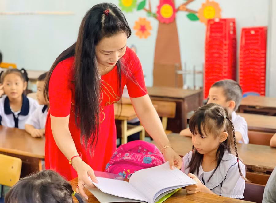 Cô Phan Thị Lý-giáo viên Trường Tiểu học Lê Quý Đôn (phường Ia Kring, TP. Pleiku) ân cần dỗ dành học sinh còn bỡ ngỡ trong ngày đầu đến lớp. Ảnh: Trần Dung
