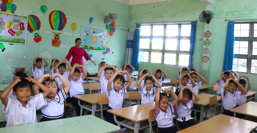 Cô và trò lớp 1.1 (Trường Tiểu học Võ Thị Sáu, phường Tây Sơn, thị xã An Khê) vui tươi trong ngày tựu trường. Ảnh: Ngọc Minh Cô và trò lớp 1.1 (Trường Tiểu học Võ Thị Sáu, phường Tây Sơn, thị xã An Khê) vui tươi trong ngày tựu trường. Ảnh: Ngọc Minh