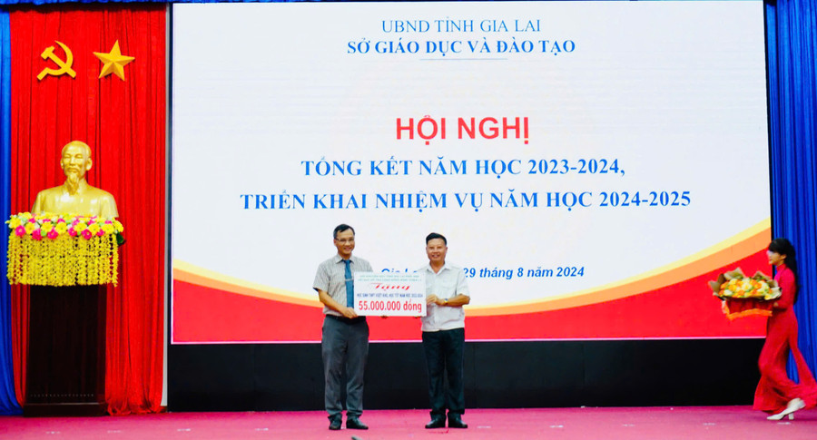 Lãnh đạo Sở GD-ĐT tỉnh Gia Lai nhận biển tượng trưng của Hội Khuyến học tỉnh hỗ trợ 55 suất học bổng cho học sinh THPT vượt khó, học tốt năm học 2023-2024. Ảnh: Trần Dung Lãnh đạo Sở GD-ĐT tỉnh Gia Lai nhận biển tượng trưng của Hội Khuyến học tỉnh hỗ trợ 55 suất học bổng cho học sinh THPT vượt khó, học tốt năm học 2023-2024. Ảnh: Trần Dung