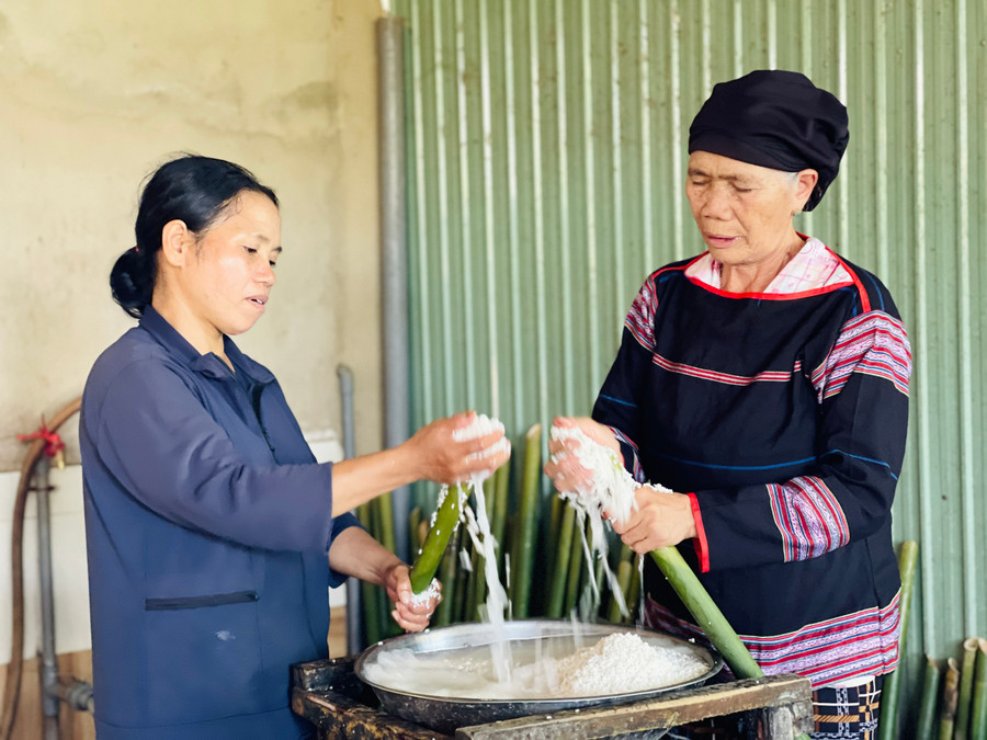Bà H’Nut (bên phải) là tay bếp cừ khôi trong việc chế biến cơm lam. Ảnh: Mai Ka Bà H’Nut (bên phải) là tay bếp cừ khôi trong việc chế biến cơm lam. Ảnh: Mai Ka