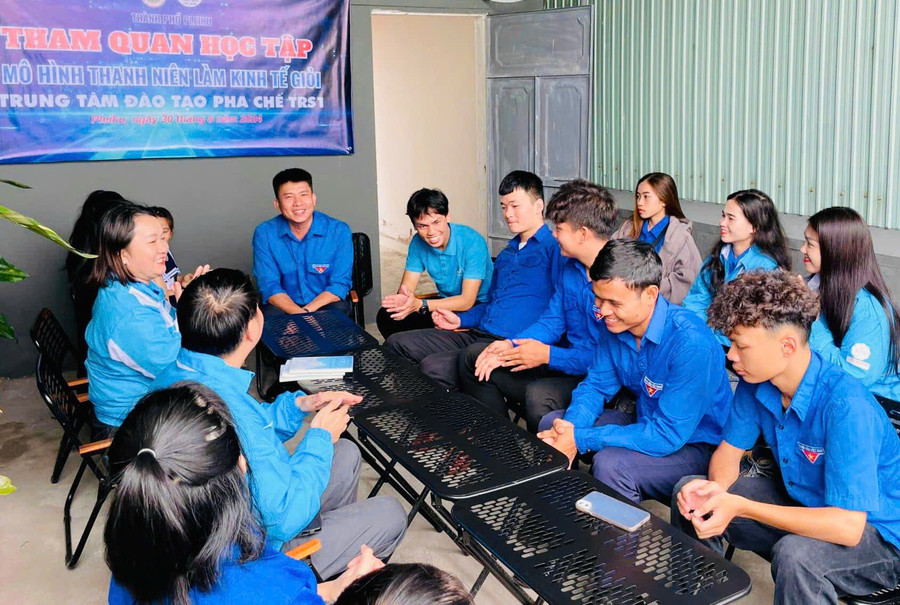 Thành Đoàn Pleiku tổ chức tham quan học tập mô hình thanh niên làm kinh tế giỏi tại Trung tâm Dạy nghề pha chế Gia Lai-TRS1 Training Center. Ảnh: Mai Ka Thành Đoàn Pleiku tổ chức tham quan học tập mô hình thanh niên làm kinh tế giỏi tại Trung tâm Dạy nghề pha chế Gia Lai-TRS1 Training Center. Ảnh: Mai Ka