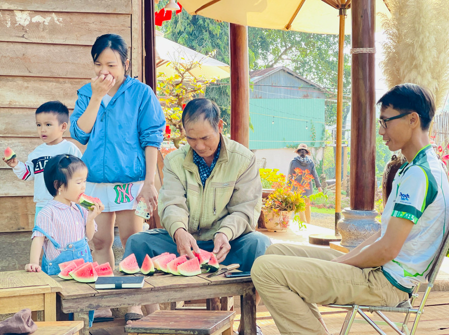 Du khách được thưởng thức dưa hấu tại vườn với chất lượng dưa ngon và độ an toàn cao. Trong thời gian dưa hấu chín, từ ngày 25 tháng Chạp anh Tài mở cửa đón khách tham quan miễn phí, để mọi người có thêm điểm check-in thú vị trong dịp Tết. Du khách được thưởng thức dưa hấu tại vườn với chất lượng dưa ngon và độ an toàn cao. Trong thời gian dưa hấu chín, từ ngày 25 tháng Chạp anh Tài mở cửa đón khách tham quan miễn phí, để mọi người có thêm điểm check-in thú vị trong dịp Tết.
