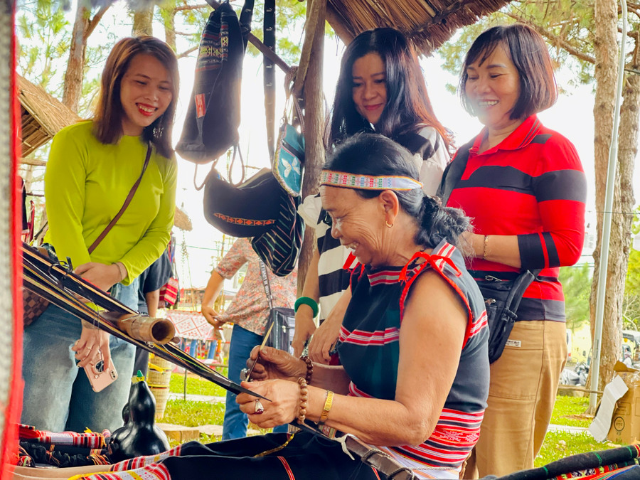 Du khách tìm hiểu, cảm nhận về nét đẹp truyền thống kết hợp với vẻ đẹp hiện đại của thổ cẩm trong không gian thân thiện, gần gũi tại Quảng trường Đại Đoàn Kết (TP. Pleiku).