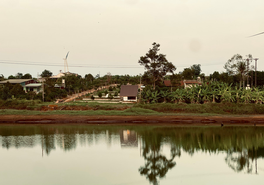 Phía trên triền dốc được trải thảm bởi cỏ dại mượt mà, bên dưới là hồ Ia Mua nước trong xanh ngắt một màu. Phía trên triền dốc được trải thảm bởi cỏ dại mượt mà, bên dưới là hồ Ia Mua nước trong xanh ngắt một màu.