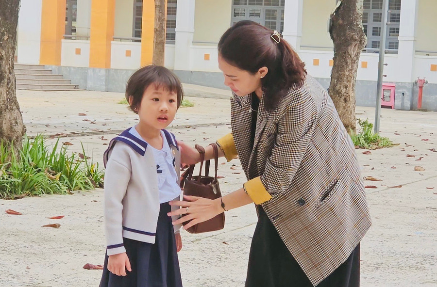 Phụ huynh dặn dò, động viên để con đỡ bỡ ngỡ, rụt rè trước khi vào lớp cùng cô và các bạn. Ảnh: Ngọc Duy Phụ huynh dặn dò, động viên để con đỡ bỡ ngỡ, rụt rè trước khi vào lớp cùng cô và các bạn. Ảnh: Ngọc Duy