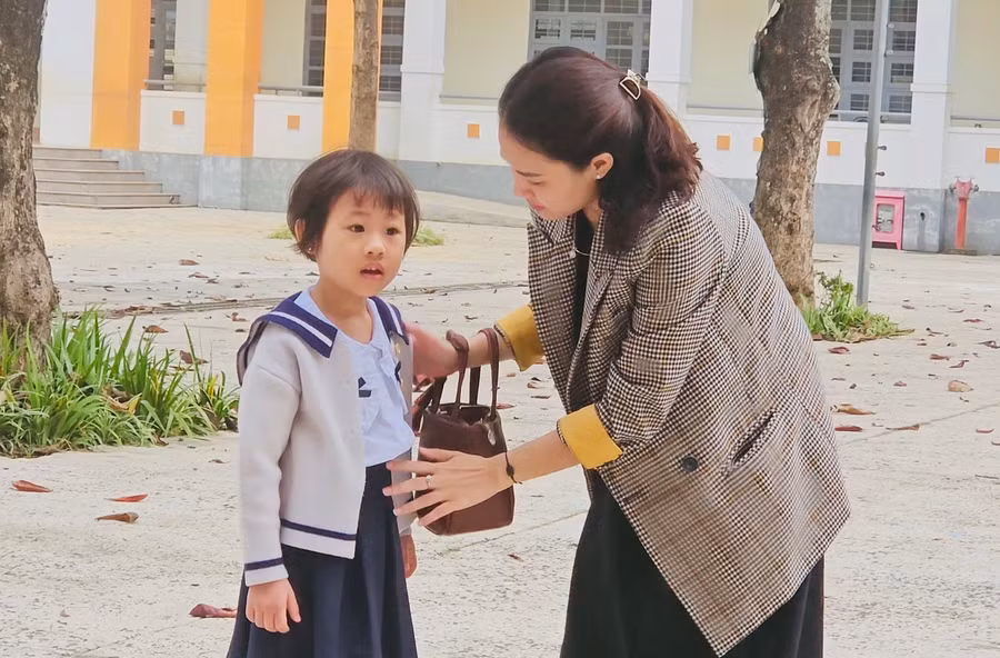 Phụ huynh dặn dò, động viên để con đỡ bỡ ngỡ, rụt rè trước khi vào lớp cùng cô và các bạn. Ảnh: Ngọc Duy