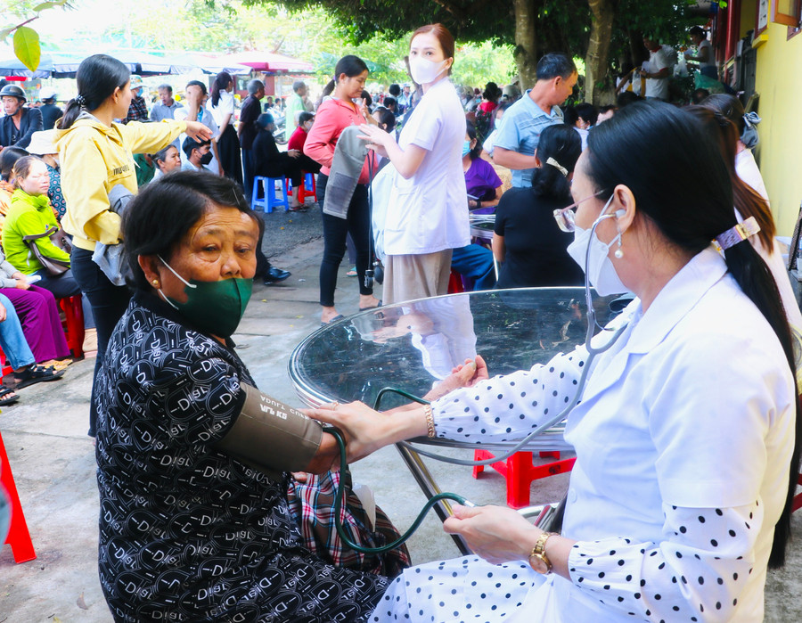 Nhiều người dân được khám và cấp thuốc miễn phí. Ảnh: Trần Dung