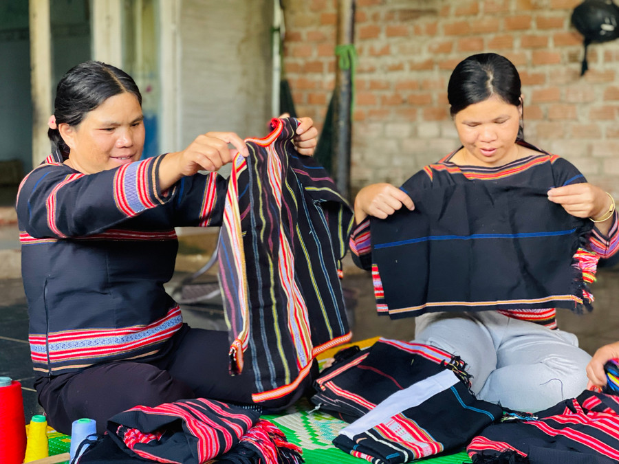 Hoa văn trên trang phục cũng như trên các vật dụng làm từ thổ cẩm của người Jrai ở làng Chuét Ngol thường theo mô típ tượng trưng, cách điệu các hình tượng từ thiên nhiên và đời sống thường ngày như hoa lá, động vật. Thổ cẩm làng Chuét Ngol dần vươn ra thị trường, đến gần hơn với du khách thập phương. Hoa văn trên trang phục cũng như trên các vật dụng làm từ thổ cẩm của người Jrai ở làng Chuét Ngol thường theo mô típ tượng trưng, cách điệu các hình tượng từ thiên nhiên và đời sống thường ngày như hoa lá, động vật. Thổ cẩm làng Chuét Ngol dần vươn ra thị trường, đến gần hơn với du khách thập phương.
