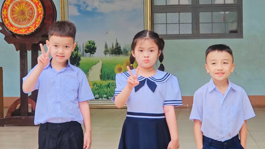 Nhiều cô cậu học trò lớp 1 hào hứng, tự tin ở ngôi trường mới. Ảnh: Ngọc Duy