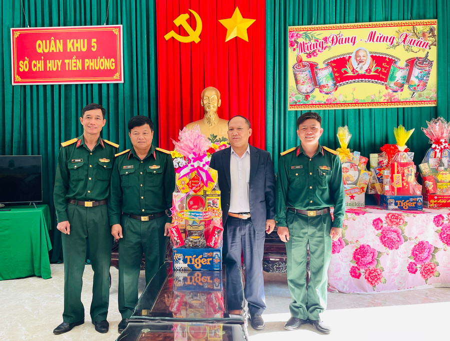 Phó Bí thư Tỉnh ủy Rah Lan Chung đến thăm, chúc Tết Sở Chỉ huy Tiền phương (Bộ Tư lệnh Quân khu 5). Ảnh: Trần Dung Phó Bí thư Tỉnh ủy Rah Lan Chung đến thăm, chúc Tết Sở Chỉ huy Tiền phương (Bộ Tư lệnh Quân khu 5). Ảnh: Trần Dung