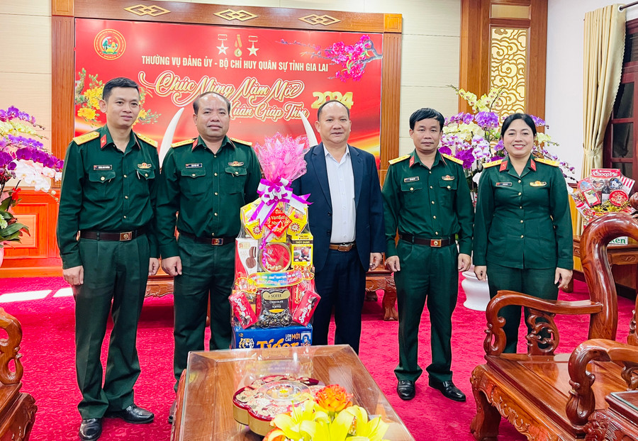 Phó Bí thư Tỉnh ủy Rah Lan Chung tặng cán bộ, chiến sĩ Bộ Chỉ huy Quân sự tỉnh phần quà của Tỉnh ủy-HĐND-UBND-Ủy ban MTTQ Việt Nam tỉnh. Ảnh: Trần Dung Phó Bí thư Tỉnh ủy Rah Lan Chung tặng cán bộ, chiến sĩ Bộ Chỉ huy Quân sự tỉnh phần quà của Tỉnh ủy-HĐND-UBND-Ủy ban MTTQ Việt Nam tỉnh. Ảnh: Trần Dung