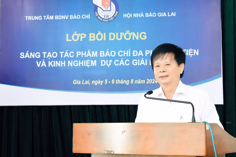 Phó Chủ tịch Hội Nhà báo Việt Nam Trần Trọng Dũng phát biểu tại lễ khai mạc lớp bồi dưỡng nghiệp vụ báo chí với chủ đề “Sáng tạo tác phẩm báo chí đa phương tiện và kinh nghiệm thực hiện tác phẩm tham dự các giải báo chí”. Ảnh: Đức Thuỵ