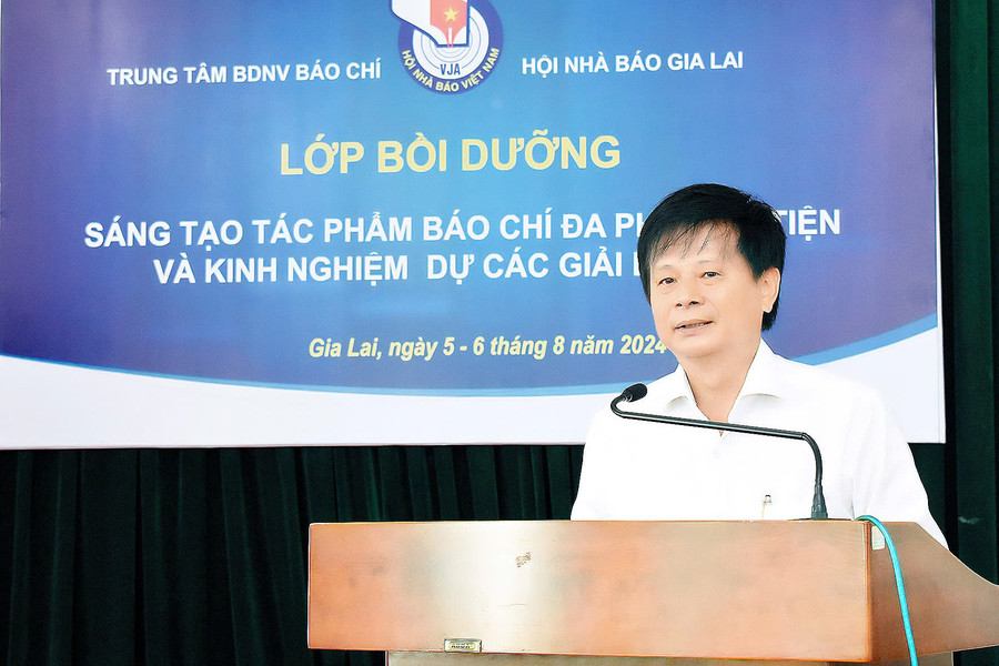 Phó Chủ tịch Hội Nhà báo Việt Nam Trần Trọng Dũng phát biểu tại lễ khai mạc lớp bồi dưỡng nghiệp vụ báo chí với chủ đề “Sáng tạo tác phẩm báo chí đa phương tiện và kinh nghiệm thực hiện tác phẩm tham dự các giải báo chí”. Ảnh: Đức Thuỵ Phó Chủ tịch Hội Nhà báo Việt Nam Trần Trọng Dũng phát biểu tại lễ khai mạc lớp bồi dưỡng nghiệp vụ báo chí với chủ đề “Sáng tạo tác phẩm báo chí đa phương tiện và kinh nghiệm thực hiện tác phẩm tham dự các giải báo chí”. Ảnh: Đức Thuỵ