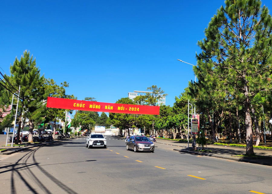 Tiết trời Pleiku ngày Tết Dương lịch trong xanh, nắng đẹp. Ảnh: Mộc Trà Tiết trời Pleiku ngày Tết Dương lịch trong xanh, nắng đẹp. Ảnh: Mộc Trà