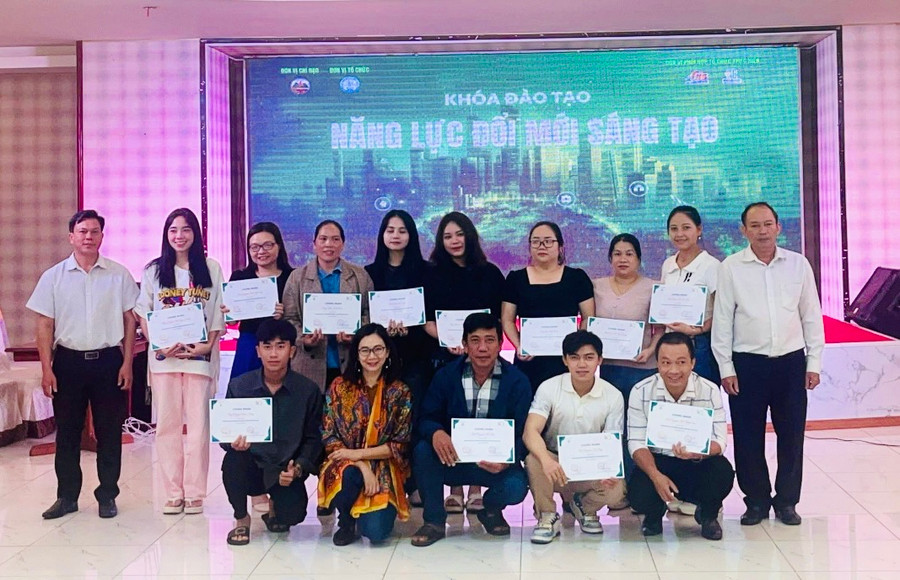 Các học viên nhận giấy chứng nhận hoàn thành khoá đào tạo về khởi nghiệp ĐMST. Ảnh: Mai Ka