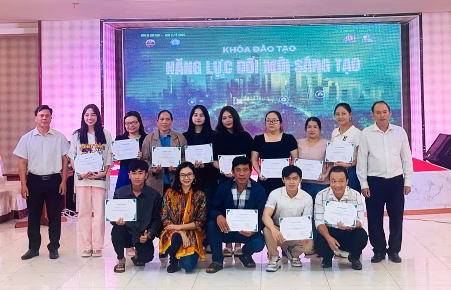 Các học viên nhận giấy chứng nhận hoàn thành khoá đào tạo về khởi nghiệp ĐMST. Ảnh: Mai Ka