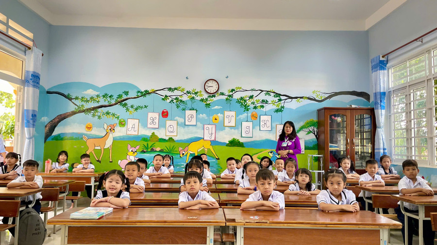 Cô và trò lớp 1B, Trường Tiểu học Phú Hòa (thị trấn Phú Hòa, huyện Chư Păh) cùng nhau làm quen với các nền nếp của lớp học. Ảnh: Bích Ngọc Cô và trò lớp 1B, Trường Tiểu học Phú Hòa (thị trấn Phú Hòa, huyện Chư Păh) cùng nhau làm quen với các nền nếp của lớp học. Ảnh: Bích Ngọc