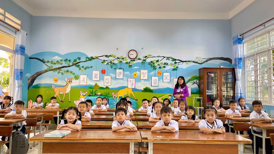 Cô và trò lớp 1B, Trường Tiểu học Phú Hòa (thị trấn Phú Hòa, huyện Chư Păh) cùng nhau làm quen với các nền nếp của lớp học. Ảnh: Bích Ngọc