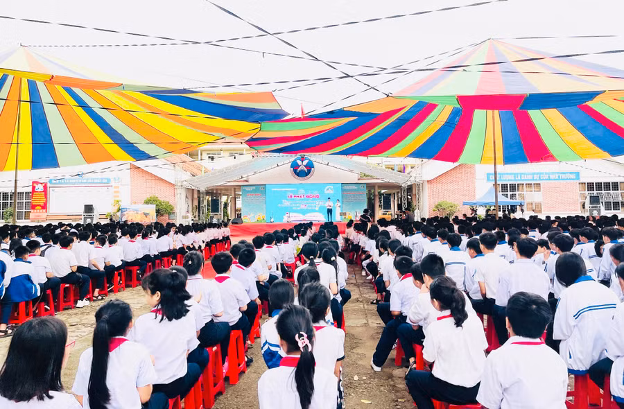 Quang cảnh lễ phát động phong trào học tiếng Anh, xây dựng và phát triển môi trường dạy học và sử dụng tiếng Anh trên địa bàn tỉnh. Ảnh: Mai Ka