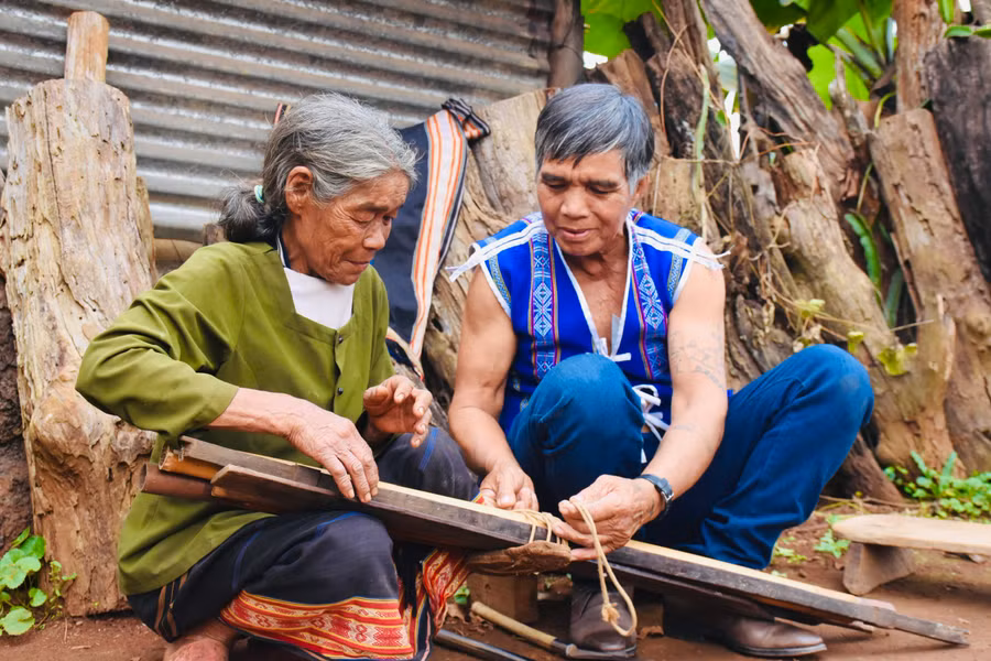 Không chỉ là người tạc tượng gỗ giỏi, ông Ksor Krôh còn là người làm khung cửi có tiếng ở làng Ngó 4 (xã Ia Ka, huyện Chư Păh). Học cách làm khung cửi từ ông và cha của mình, ông Krôh không nhớ rõ đôi tay mình đã làm ra biết bao khung cửi để những người phụ nữ trong làng dệt nên những tấm thổ cẩm đặc sắc.