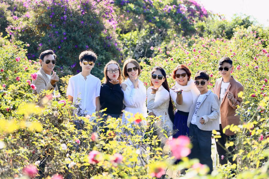 Khu vườn hoa xuân của gia đình chị Võ Hồng Hạnh (hẻm 126 Phạm Hùng, xã Tân Sơn) đã và đang mang tới nét tươi mới, nhẹ nhàng và thanh tao trong những ngày đầu năm mới. Chủ vườn cho biết, chị đầu tư trồng hoa nhằm thu hút du khách và góp phần tạo mảng xanh trong lòng thành phố.