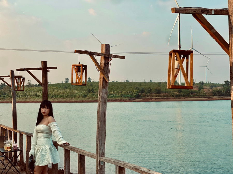 Những ngày nắng nóng đỉnh điểm, hồ Ia Mua vừa là nơi giải nhiệt vừa là điểm ngắm hoàng hôn "rực lửa" sau một ngày chói chang trong nền nhiệt 37-38 độ C. Những ngày nắng nóng đỉnh điểm, hồ Ia Mua vừa là nơi giải nhiệt vừa là điểm ngắm hoàng hôn "rực lửa" sau một ngày chói chang trong nền nhiệt 37-38 độ C.