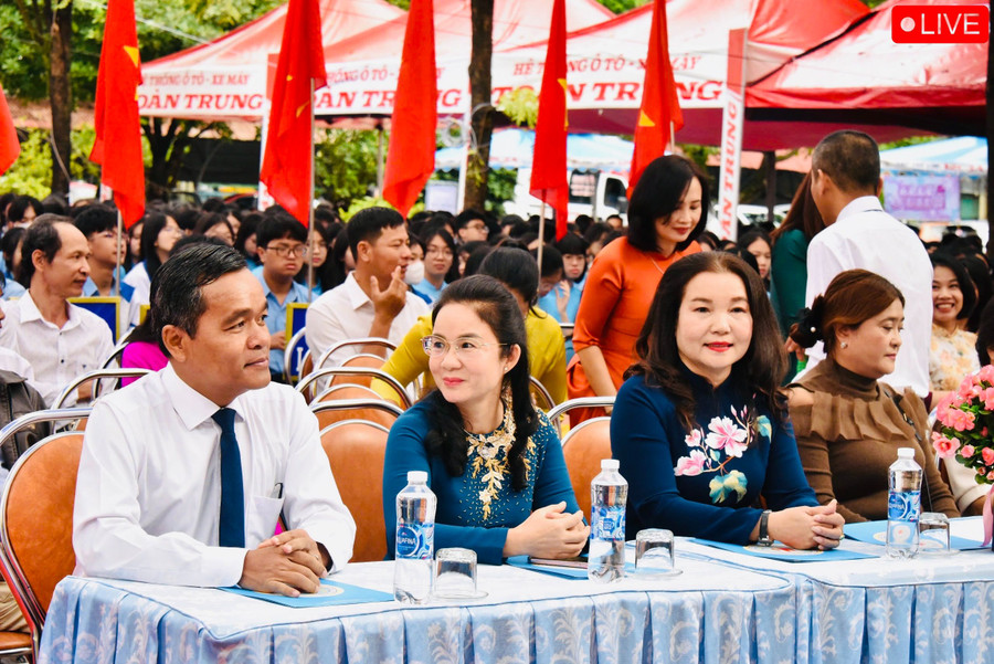 Bí thư Tỉnh uỷ Hồ Văn Niên dự lễ khai giảng tại Trường THPT Chuyên Hùng Vương. Ảnh: Đức Thuỵ Bí thư Tỉnh uỷ Hồ Văn Niên dự lễ khai giảng tại Trường THPT Chuyên Hùng Vương. Ảnh: Đức Thuỵ