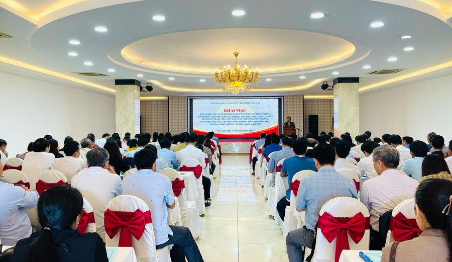 Quang cảnh lớp tập huấn xây dựng văn hóa ứng xử cho cán bộ quản lý giáo dục và giáo viên. Ảnh: Mai Ka