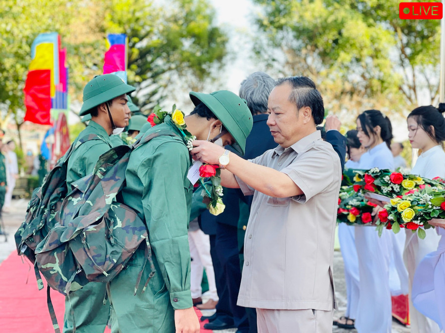Đồng chí Châu Ngọc Tuấn-Phó Bí thư Thường trực Tỉnh ủy, Trưởng đoàn đại biểu Quốc hội tỉnh tặng hoa cho tân binh lên đường nhập ngũ tại huyện Chư Pưh. Ảnh: Trần Dung