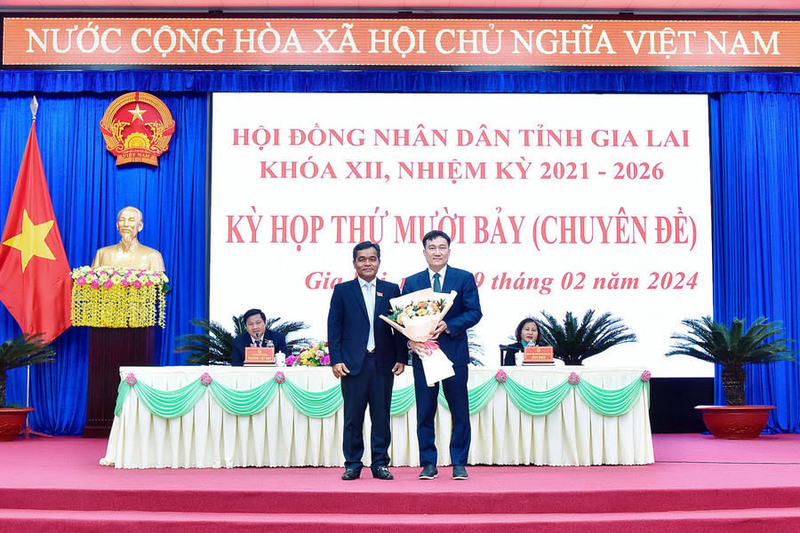 Chủ tịch HĐND tỉnh Hồ Văn Niên tặng hoa chúc mừng ông Nguyễn Tuấn Anh đã được bầu giữ chức Phó Chủ tịch UBND tỉnh Gia Lai nhiệm kỳ 2021-2026. Ảnh: Đức Thụy Chủ tịch HĐND tỉnh Hồ Văn Niên tặng hoa chúc mừng ông Nguyễn Tuấn Anh đã được bầu giữ chức Phó Chủ tịch UBND tỉnh Gia Lai nhiệm kỳ 2021-2026. Ảnh: Đức Thụy