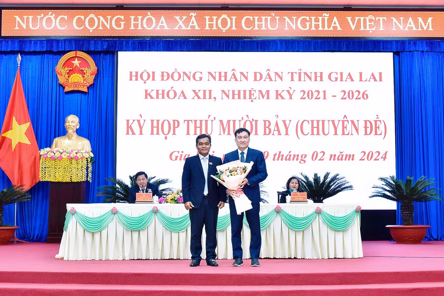 Chủ tịch HĐND tỉnh Hồ Văn Niên tặng hoa chúc mừng ông Nguyễn Tuấn Anh đã được bầu giữ chức Phó Chủ tịch UBND tỉnh Gia Lai nhiệm kỳ 2021-2026. Ảnh: Đức Thụy
