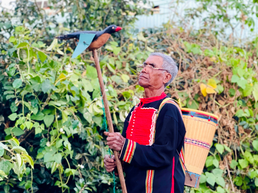 Già Ak luôn đau đáu việc truyền dạy chế tác rối gỗ cho lớp trẻ trong làng. Ảnh: Mai Ka