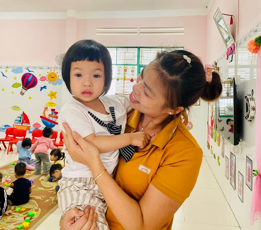 Giáo viên Trường Mầm non Hoa Phong Lan (phường Hoa Lư, TP. Pleiku) dỗ dành trẻ trong ngày đầu đến lớp. Ảnh: Trần Dung Giáo viên Trường Mầm non Hoa Phong Lan (phường Hoa Lư, TP. Pleiku) dỗ dành trẻ trong ngày đầu đến lớp. Ảnh: Trần Dung