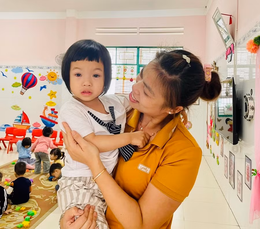 Giáo viên Trường Mầm non Hoa Phong Lan (phường Hoa Lư, TP. Pleiku) dỗ dành trẻ trong ngày đầu đến lớp. Ảnh: Trần Dung