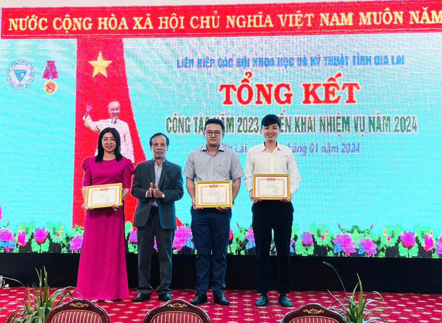 Liên hiệp các Hội Khoa học và Kỹ thuật tỉnh tặng giấy khen cho 3 cá nhân hoàn thành xuất sắc nhiệm vụ năm 2023. Ảnh: Trần Dung Liên hiệp các Hội Khoa học và Kỹ thuật tỉnh tặng giấy khen cho 3 cá nhân hoàn thành xuất sắc nhiệm vụ năm 2023. Ảnh: Trần Dung