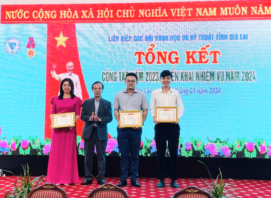 Liên hiệp các Hội Khoa học và Kỹ thuật tỉnh tặng giấy khen cho 3 cá nhân hoàn thành xuất sắc nhiệm vụ năm 2023. Ảnh: Trần Dung